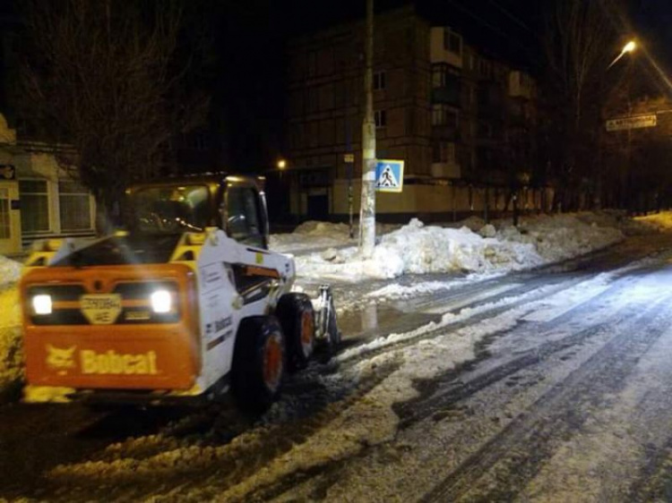 В Кривом Роге продолжается борьба на дорогах с последствиями стихии (ФОТО)