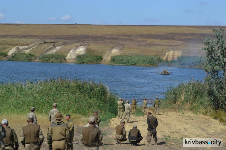  БМП и танки воды не боятся - доказано танкистами 17-й танковой бригады Кривого Рога (ФОТО)