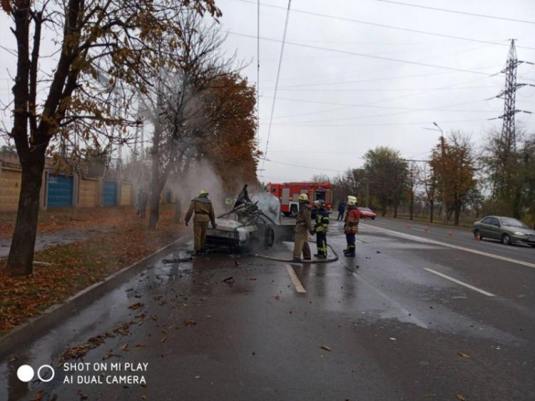 В Кривом Роге после удара в дерево загорелся автомобиль (фото)