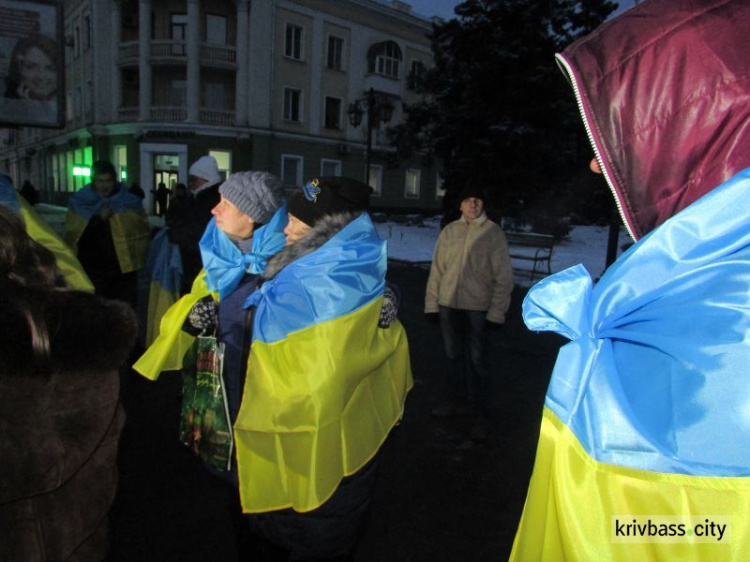 В Кривом Роге ко дню Соборности Украины растянули 100-метровый флаг (фото)