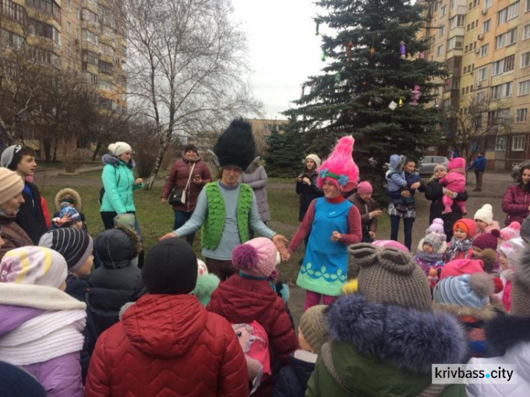 В микрорайоне Восточный-1 в Кривом Роге открылась новогодняя ёлка (ФОТОФАКТ)