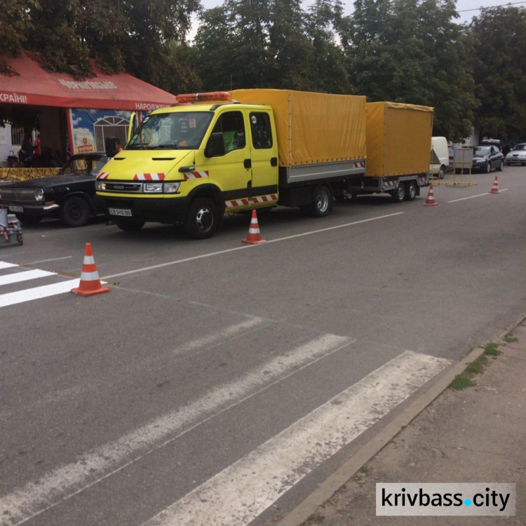 Работы по нанесению дорожной разметке по улице Ивана Авраменка в Кривом Роге (ФОТОФАКТ)