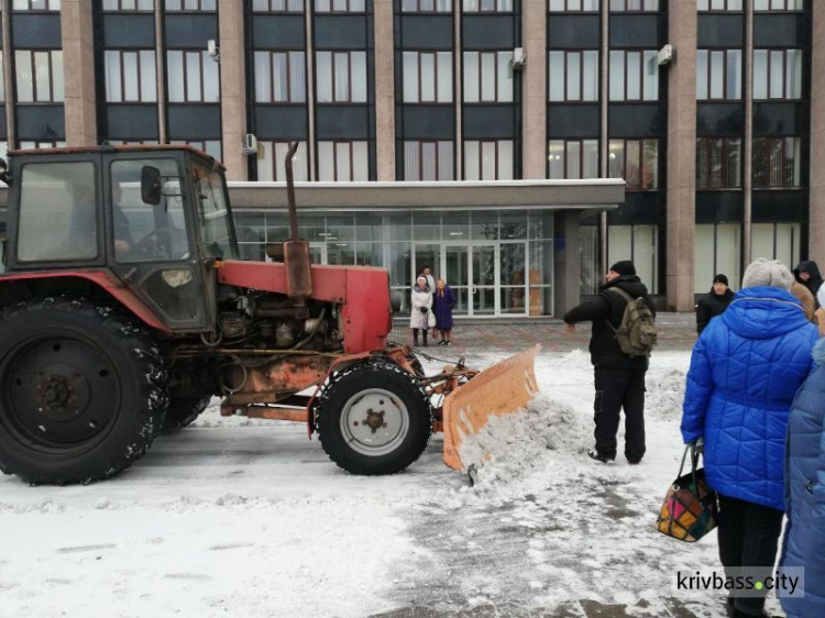 Ситуация накаляется: в Кривом Роге митингующих у стен горисполкома хотели счистить трактором (фото, видео)