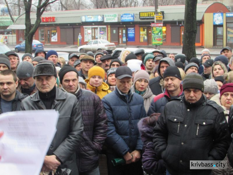 Крики, возмущения и переживания: в Кривом Роге митинговали сотрудники Кривбасспромводоснабжения