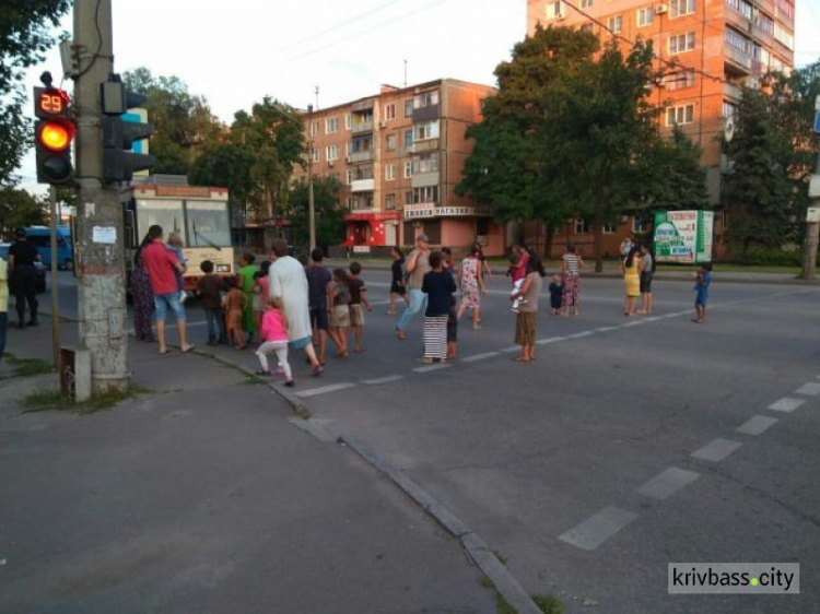 В Кривом Роге люди перекрыли одну из наиболее оживленных улиц с требованием дать им свет