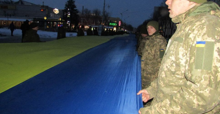 В Кривом Роге ко дню Соборности Украины растянули 100-метровый флаг (фото)