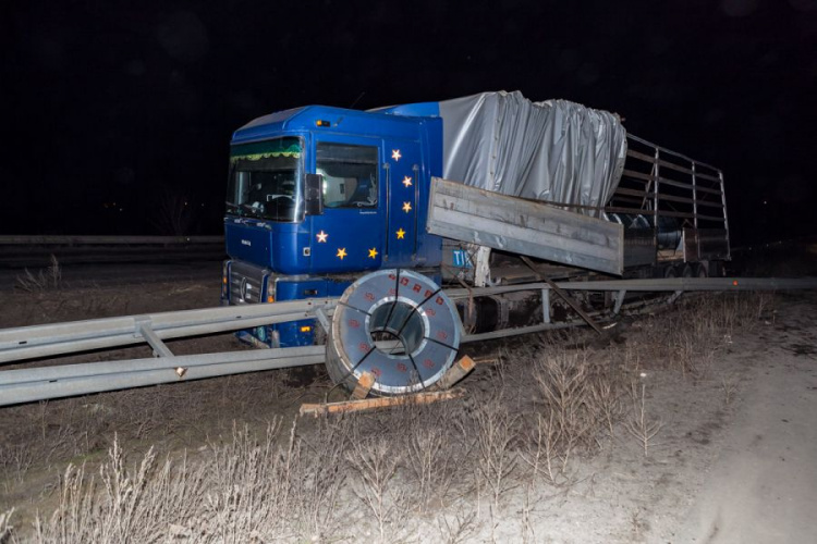 На трассе Днепр-Кривой Рог произошло ДТП с участием грузовика и легкового автомобилей (фото)