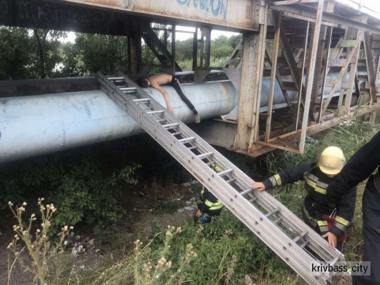 В Саксаганском районе нетрезвый подросток застрял на трубе под мостом