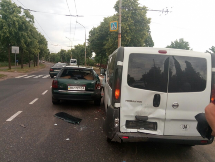 В Кривом Роге столкнулись 3 авто. Есть пострадавшие