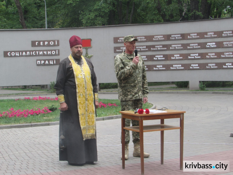 В Кривом Роге замкомбата стал на колени перед родственниками погибших под Иловайском (ФОТО)