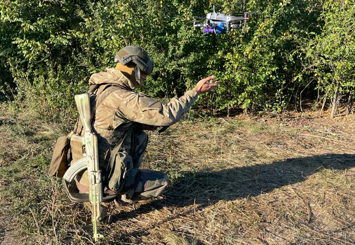 Військовий 17-ої окремої Криворізької танкової бригади професійно нищить ворога за допомогою квадрокоптерів