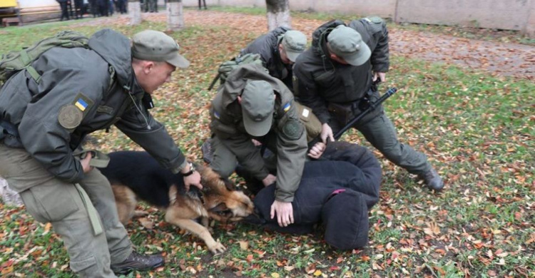 В Кривом Роге полиция и Нацгвардия подавили бунт в суде и оказали помощь потерпевшим