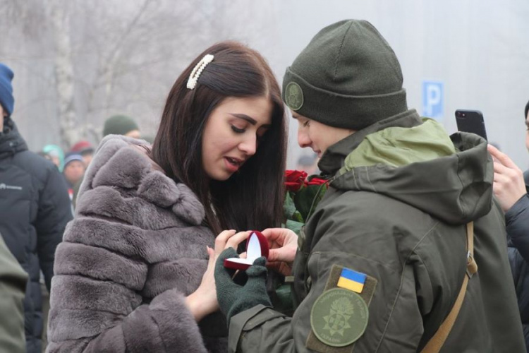 В Кривом Роге двое нацгвардейцев признались своим возлюбленным в любви