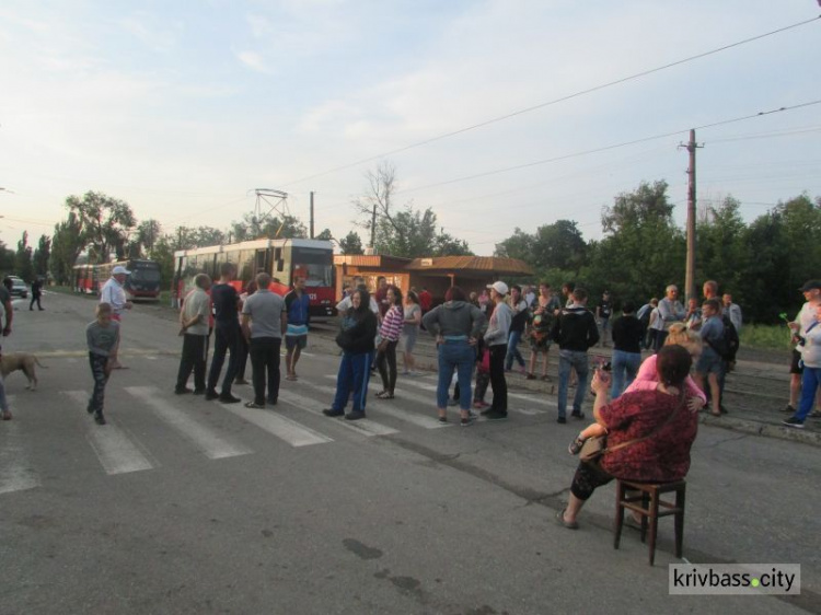 В Кривом Роге отчаявшиеся жильцы перекрыли движение в двух районах города, требуя восстановить электроснабжение (фото)