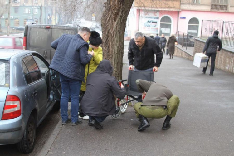 Бойцы АТО в Кривом Роге подарили коляску девушке с инвалидностью