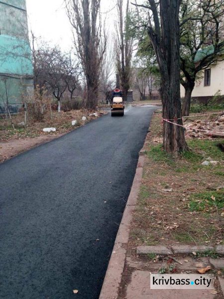 В Кривом Роге продолжают укладывать асфальт по межквартальным дорогам (ФОТО)