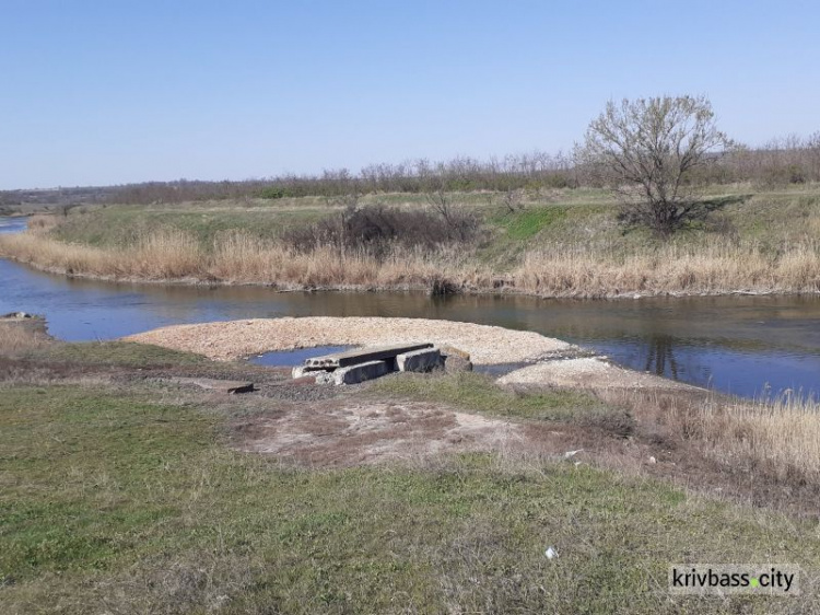 В Кривом Роге начали промывать реку Ингулец