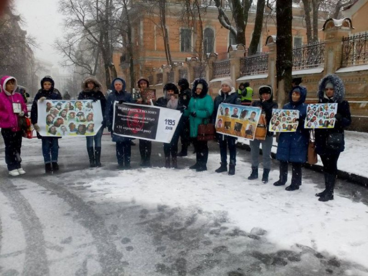 1195 дней в плену: родные бойцов из Кривого Рога митингуют под стенами Администрации Президента