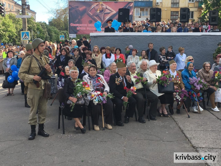 Торжественное шествие, митинг-реквием и шары с надписью «С Днем Победы!» увидели сегодня жители Кривого Рога (ФОТО)