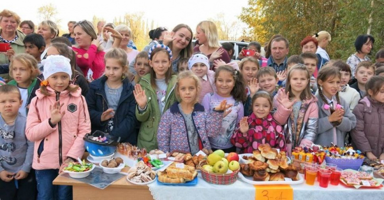 Благотворительная ярмарка: в Кривом Роге ребята одной из школ собирали деньги на лечение 4-летней девочки ( фото)