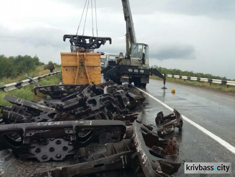 Под Кривым Рогом перевернулась фура, движение транспорта затруднено (ФОТО)