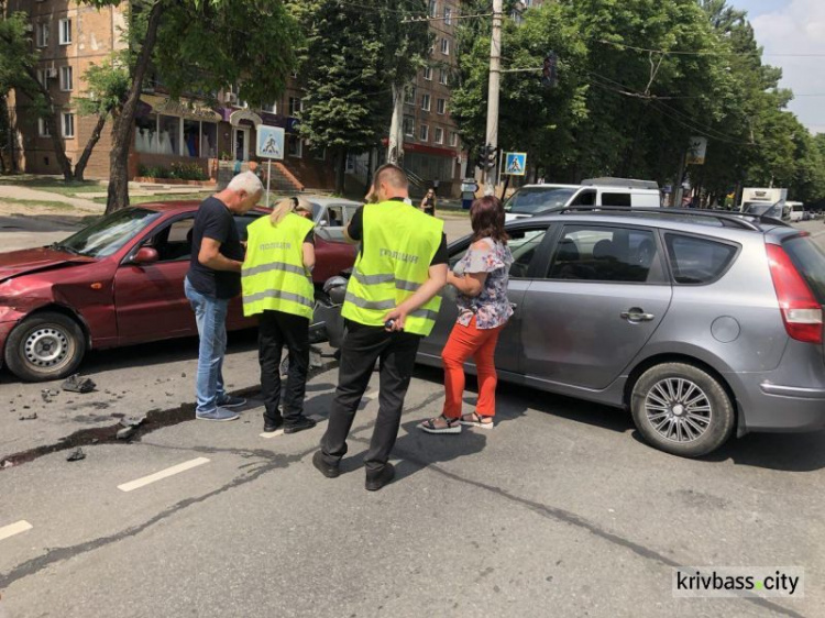 Из-за невнимательности женщины в Кривом Роге случилась авария (ФОТО)