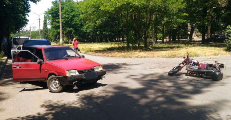 Авария в Кривом Роге: столкнулись «Лада» и мотоцикл «Ява» (ФОТО)