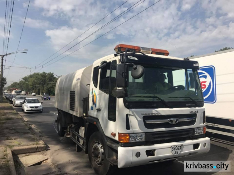 В Кривом Роге тестировали технику, которая будет очищать асфальт от пыли (ФОТО)