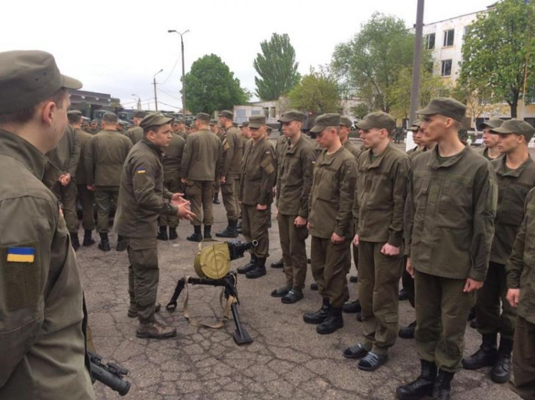 В Кривом Роге гвардейцы-новобранцы ощутили все тяготы срочной службы (фото)