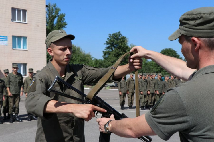 В Кривом Роге нацгвардейцам вручили личное оружие (фото)