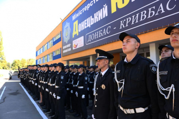 В Кривом Роге курсанты и студенты получили погоны и студенческие билеты (ФОТО)