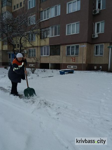 На міських автошляхах працює снігоприбиральна техніка