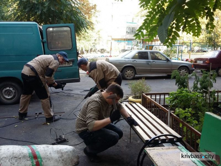 На придомовых территориях в Кривом Роге появились 186 новых лавочек (ФОТО)