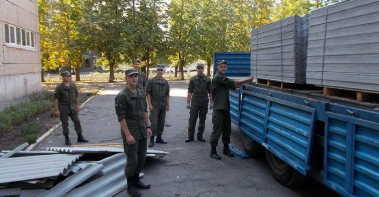 В Кривом Роге национальная гвардия помогает жильцам ликвидировать последствия смерча(ФОТО)