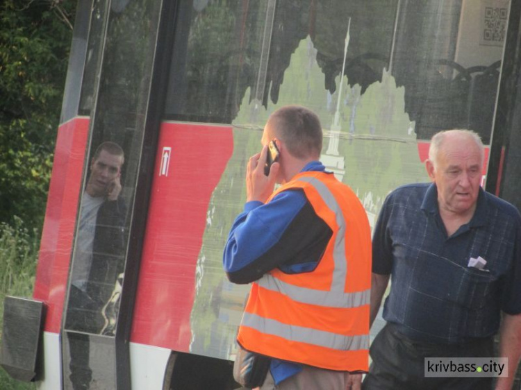 В Кривом Роге отчаявшиеся жильцы перекрыли движение в двух районах города, требуя восстановить электроснабжение (фото)