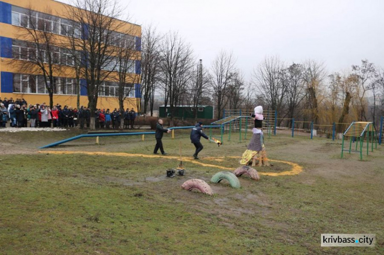 В Кривом Роге угощали блинами и сжигали чучело (ФОТО+ВИДЕО)