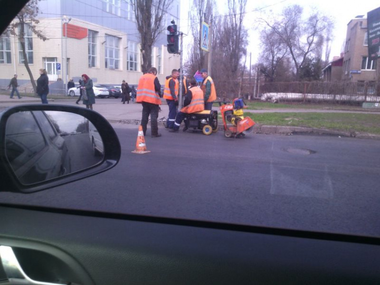 В Кривом Роге после акции колясочников съезд на дорогу делают "по-человечески" 