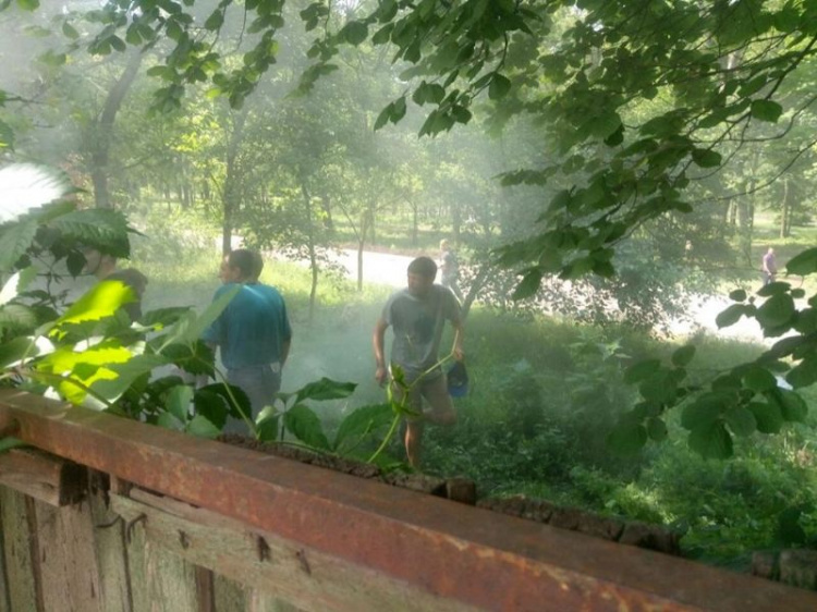 В Кривом Роге спортивные молодчики не пустили заммэра, СМИ и активистов в городской парк и облили их пеной