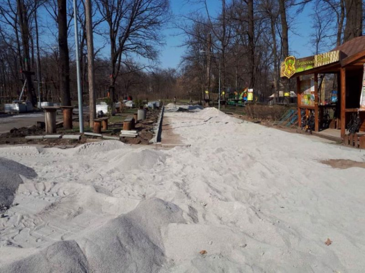 В Кривом Роге парку имени Мершавцева "подарили" новые пешеходные тротуары (фото)