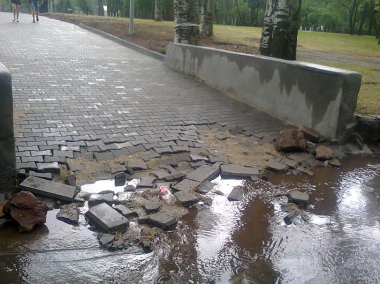 В Кривом Роге недавно отремонтированную аллею смыло дождем (ФОТОФАКТ)