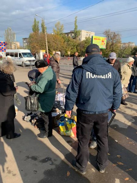 В Кривом Роге со "стихийно торгующими" пенсионерами провели разъяснительную работу (фото)