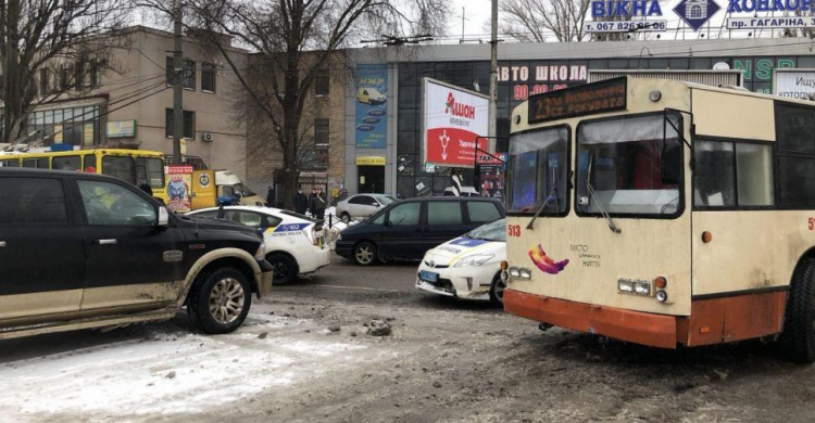 В центре Кривого Рога иномарка «подрезала» троллейбус и спровоцировала пробки (ФОТО)