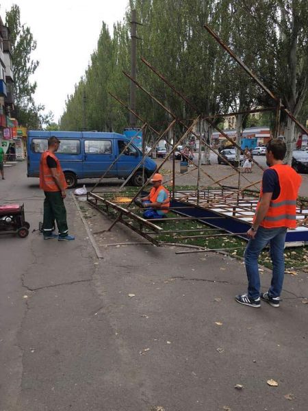 В Кривом Роге продолжают демонтировать незаконные бигборды (фото)