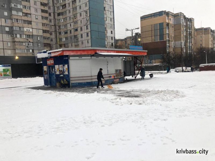 На міських автошляхах працює снігоприбиральна техніка