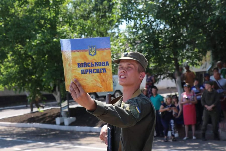 В Кривом Роге 168 нацгвардейцев приняли присягу (фото)