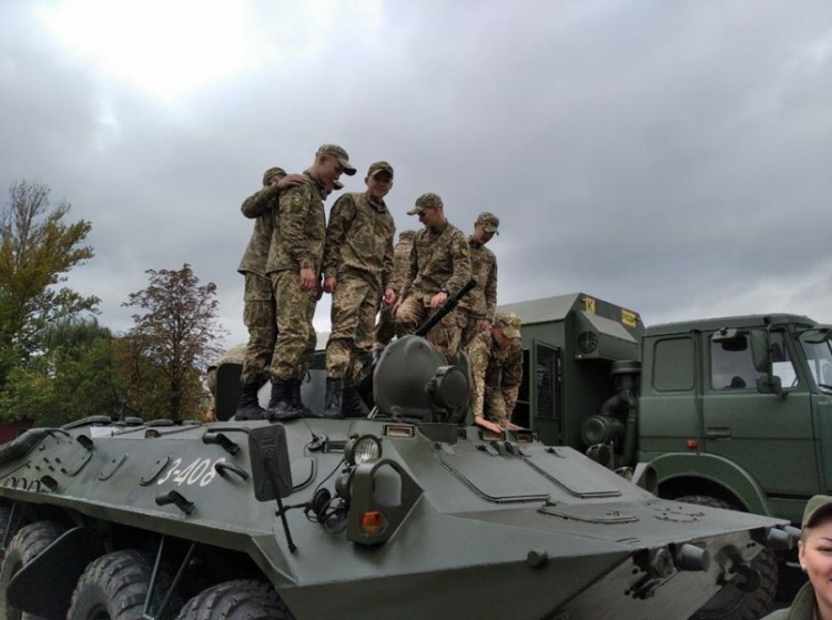 В преддверии праздника школьников гостеприимно встречали в Криворожской воинской части (фото)