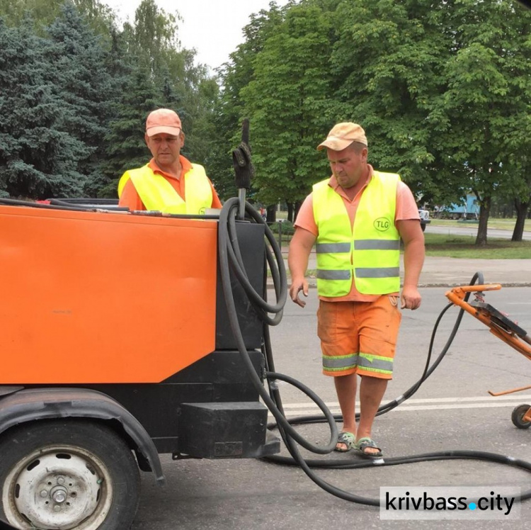 В Кривом Роге ведется ремонт асфальтного покрытия центральных улиц (ФОТО)