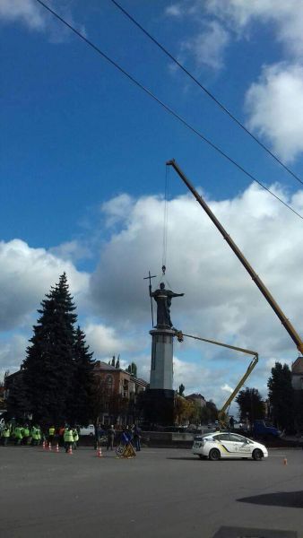 В Кривом Роге проходит установка самого высокого памятника в Европе  (ФОТОФАКТ)