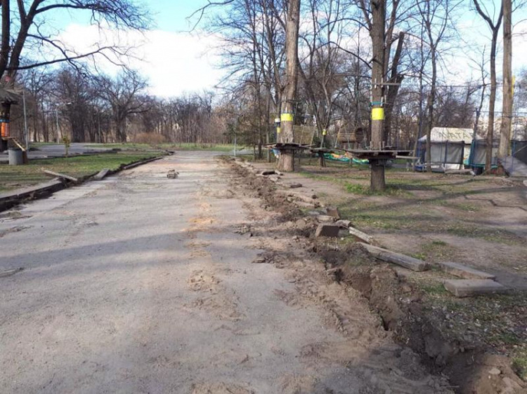 В Кривом Роге парку имени Мершавцева "подарили" новые пешеходные тротуары (фото)