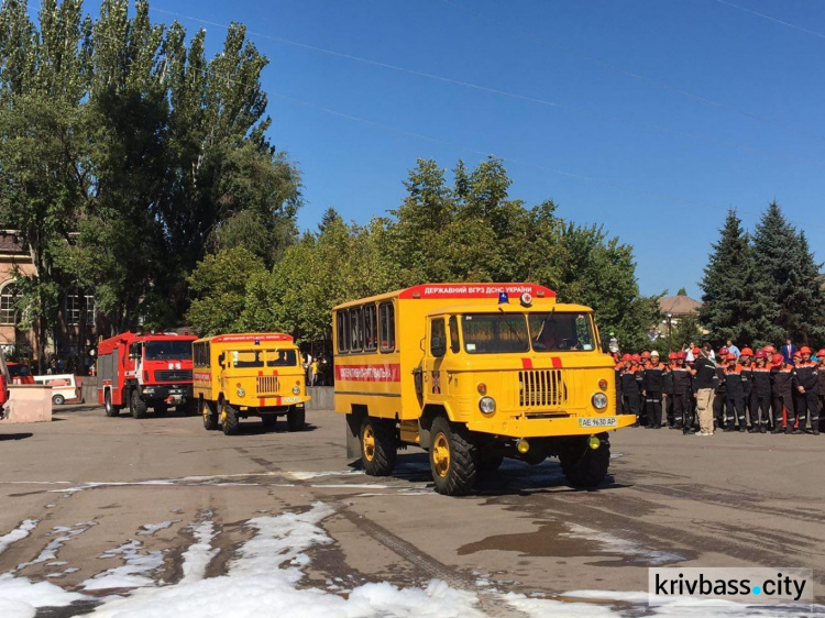 К профессиональному дню горноспасатели Кривого Рога провели показательные учения (ФОТО)